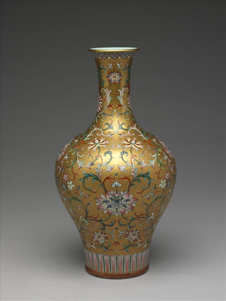 金地粉彩番蓮紋瓶