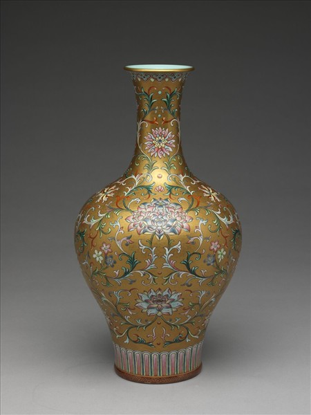 金地粉彩番蓮紋瓶