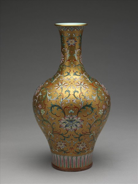 金地粉彩番蓮紋瓶