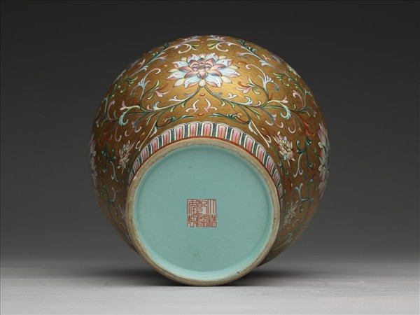 金地粉彩番蓮紋瓶