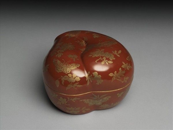 珊瑚紅地描金花蝶紋桃式盒