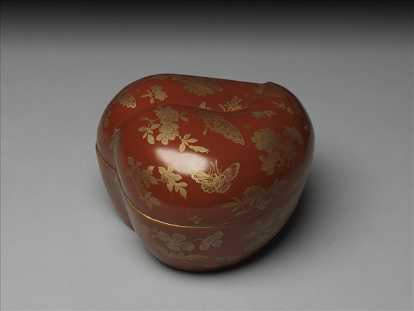 珊瑚紅地描金花蝶紋桃式盒