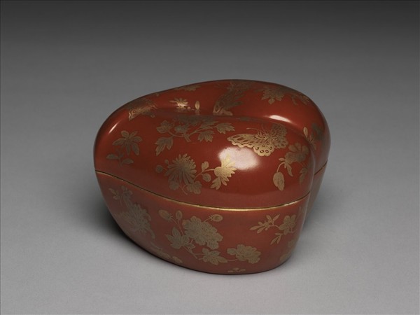 珊瑚紅地描金花蝶紋桃式盒