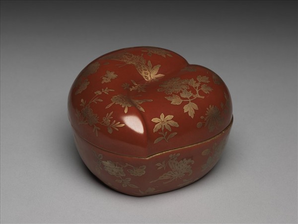 珊瑚紅地描金花蝶紋桃式盒