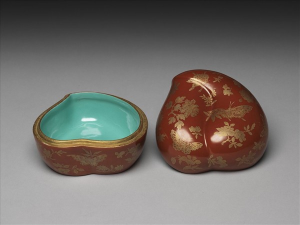 珊瑚紅地描金花蝶紋桃式盒