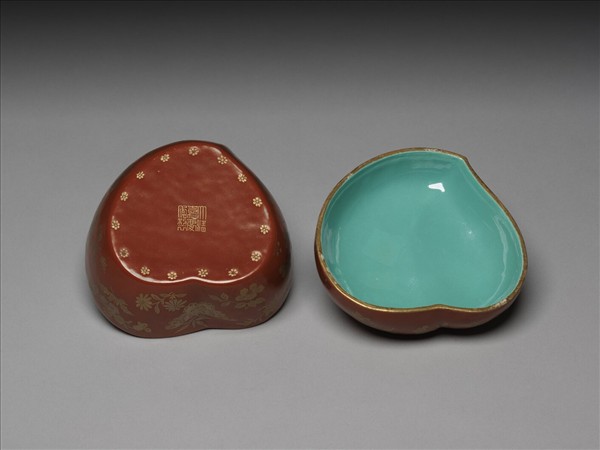 珊瑚紅地描金花蝶紋桃式盒