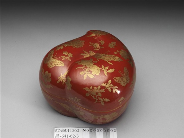 珊瑚紅地描金花蝶紋桃式盒