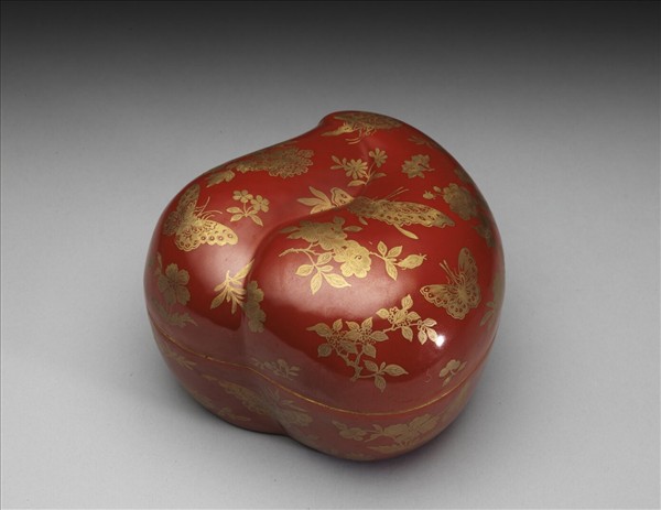 珊瑚紅地描金花蝶紋桃式盒