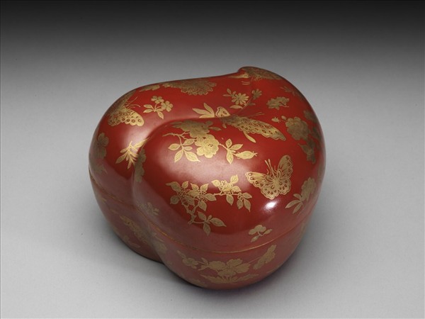 珊瑚紅地描金花蝶紋桃式盒
