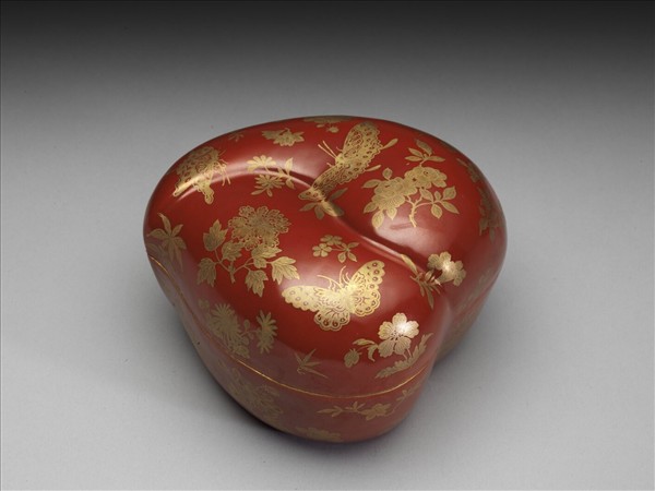 珊瑚紅地描金花蝶紋桃式盒