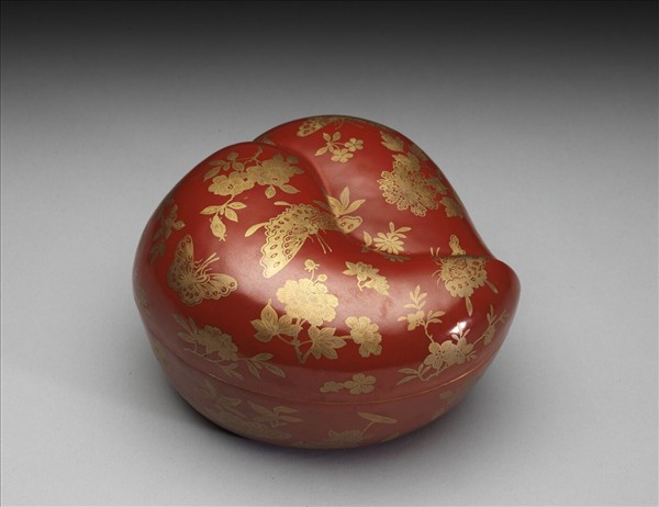 珊瑚紅地描金花蝶紋桃式盒