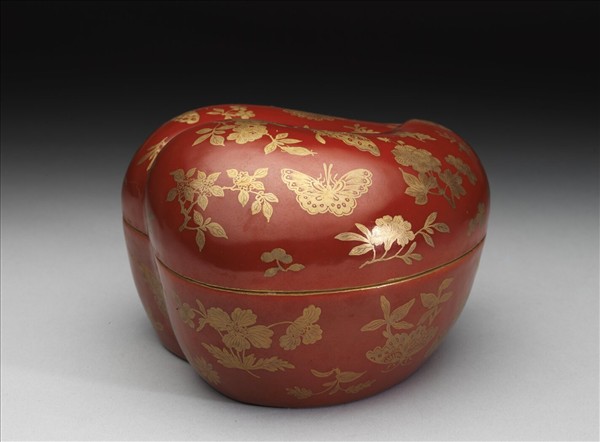 珊瑚紅地描金花蝶紋桃式盒