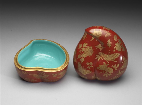 珊瑚紅地描金花蝶紋桃式盒