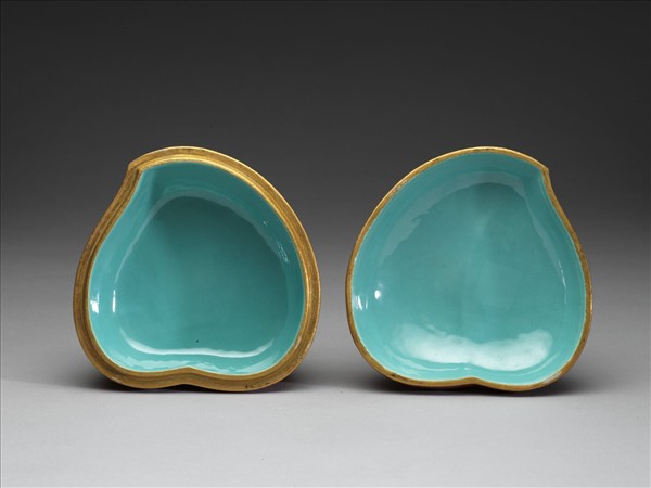 珊瑚紅地描金花蝶紋桃式盒