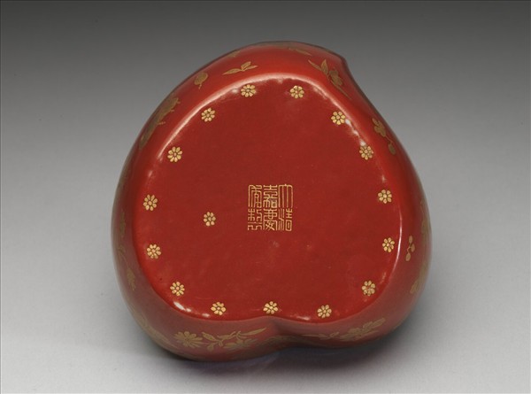 珊瑚紅地描金花蝶紋桃式盒