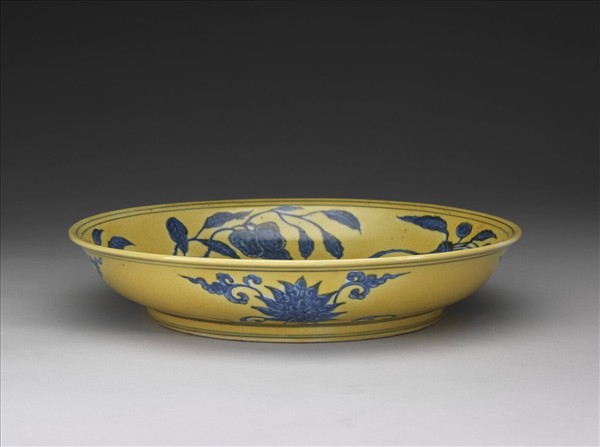黃地青花花果紋盤