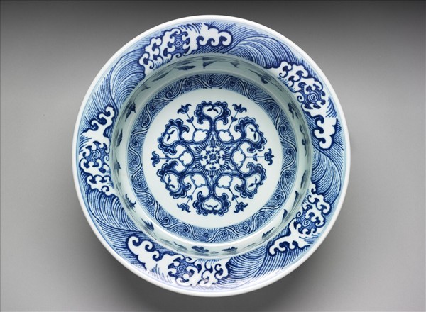 青花纏枝花卉紋折沿水盛