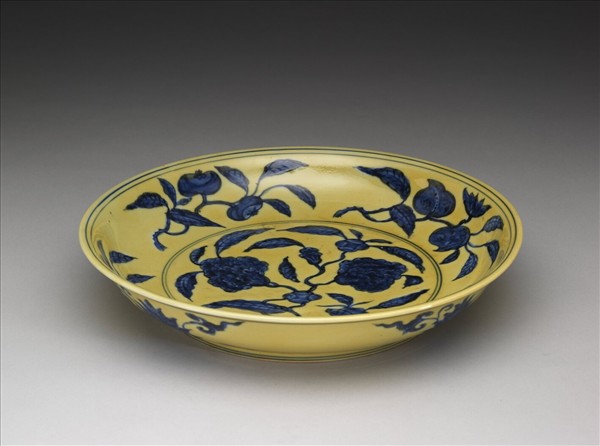 黃地青花花果紋盤