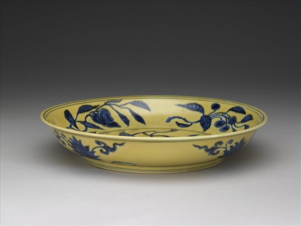 黃地青花花果紋盤