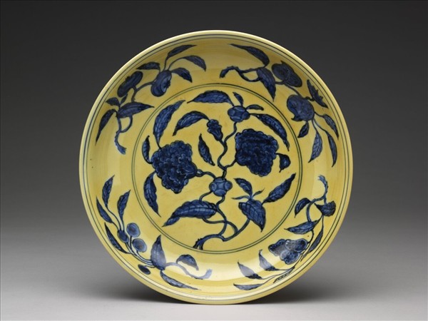 黃地青花花果紋盤