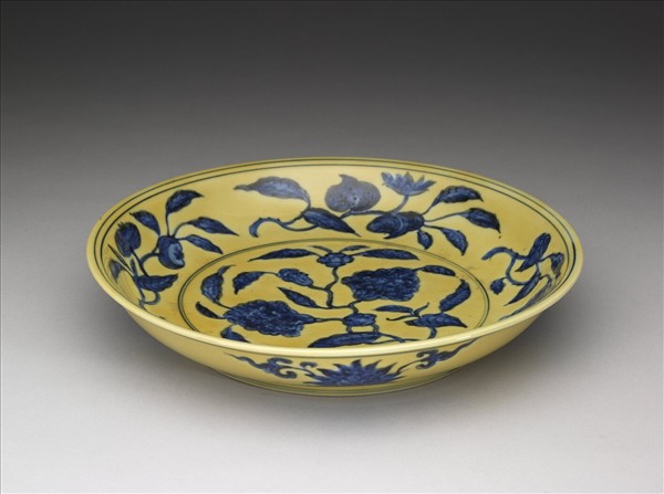 黃地青花花果紋盤