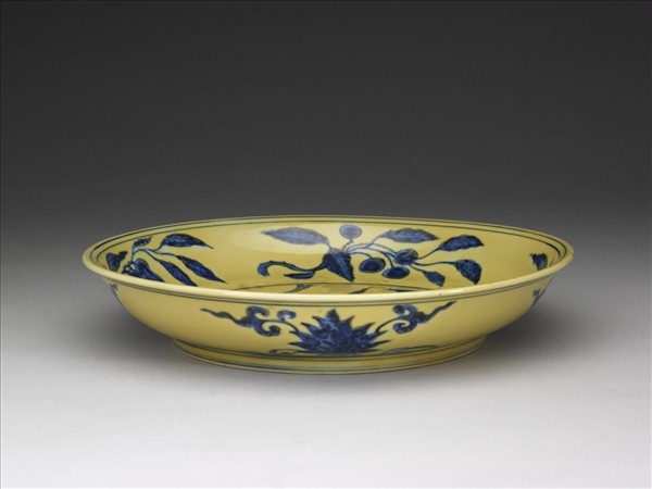 黃地青花花果紋盤