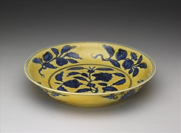 黃地青花花果紋盤
