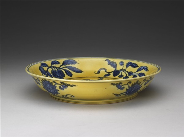 黃地青花花果紋盤
