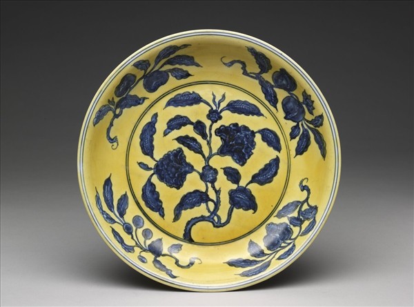 黃地青花花果紋盤