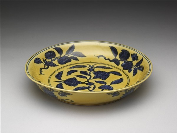 黃地青花花果紋盤