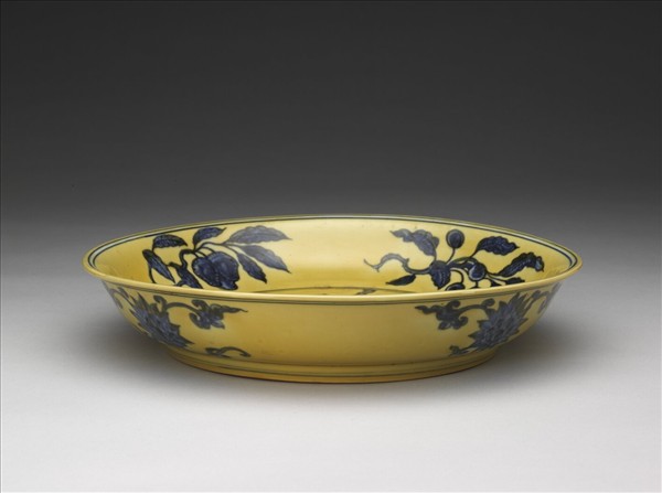 黃地青花花果紋盤
