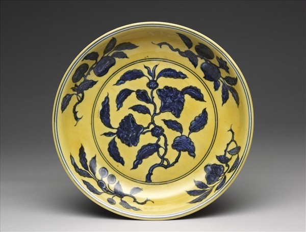 黃地青花花果紋盤