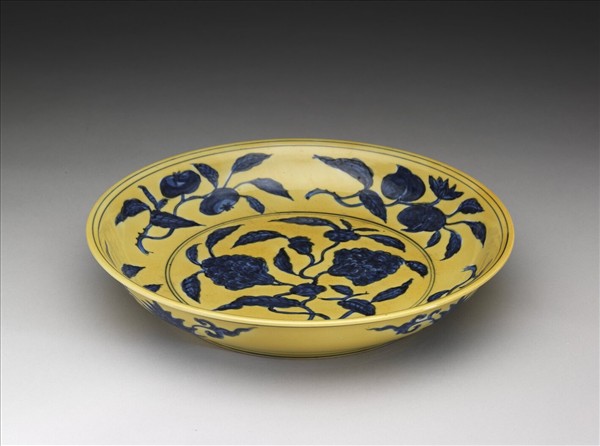 黃地青花花果紋盤