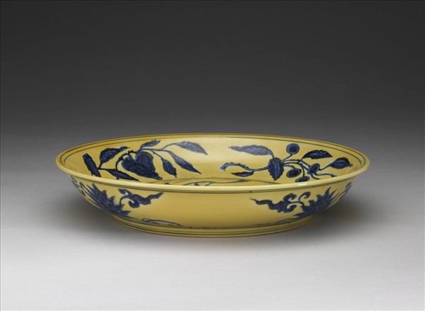 黃地青花花果紋盤