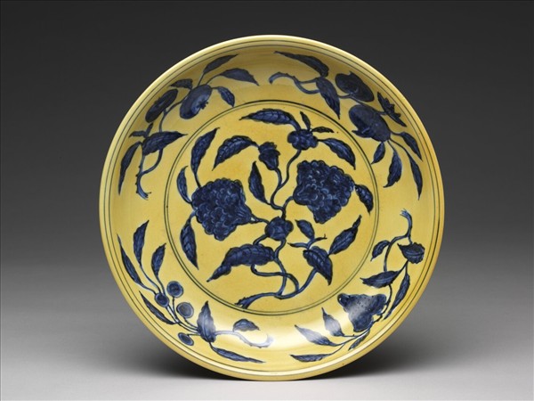 黃地青花花果紋盤