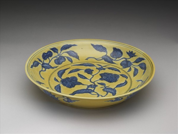 黃地青花花果紋盤