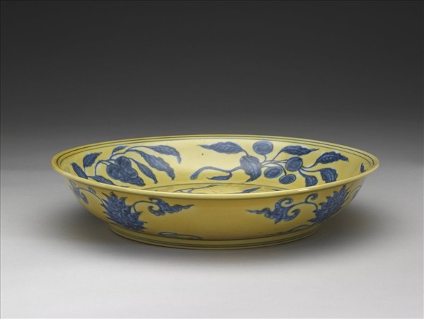 黃地青花花果紋盤