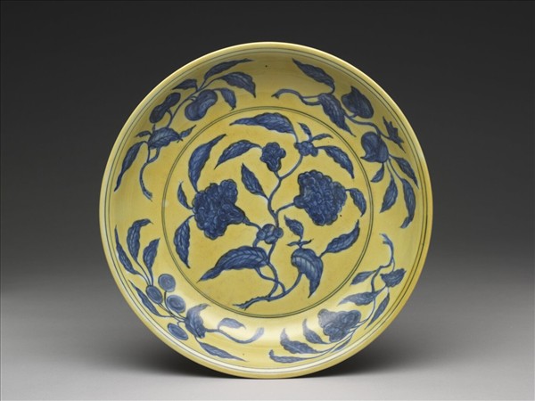 黃地青花花果紋盤