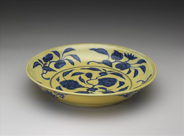 黃地青花花果紋盤