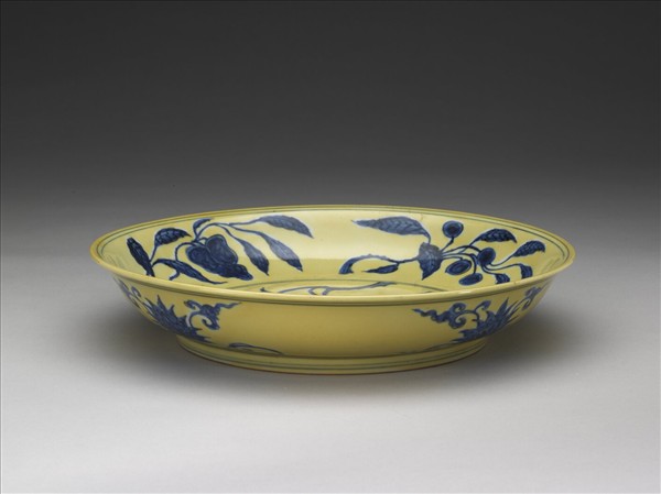 黃地青花花果紋盤