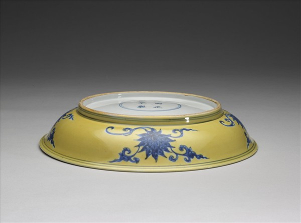 黃地青花花果紋盤