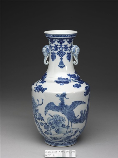 青花孔雀牡丹象耳瓶