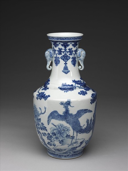 青花孔雀牡丹象耳瓶