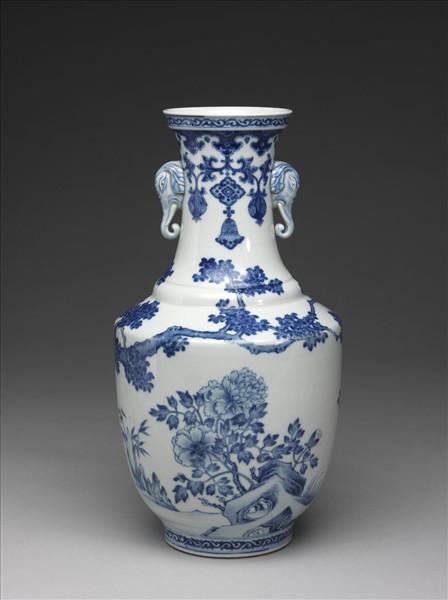 青花孔雀牡丹象耳瓶