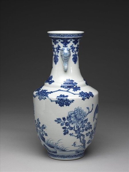 青花孔雀牡丹象耳瓶