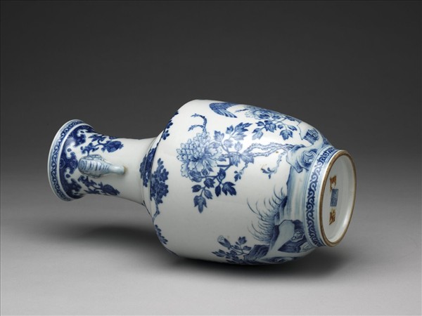 青花孔雀牡丹象耳瓶