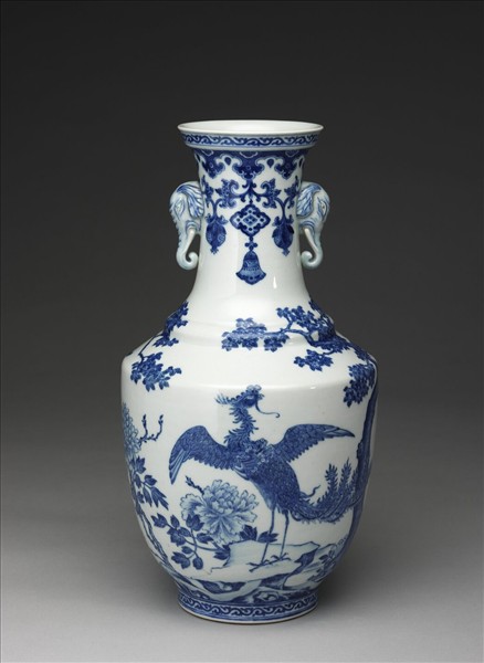 青花孔雀牡丹象耳瓶