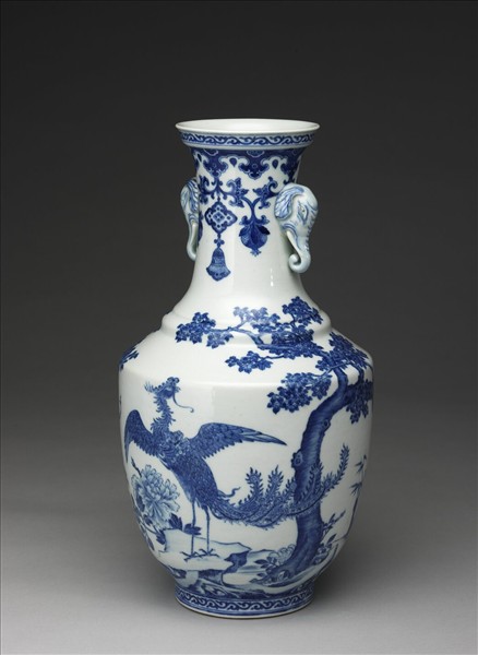 青花孔雀牡丹象耳瓶