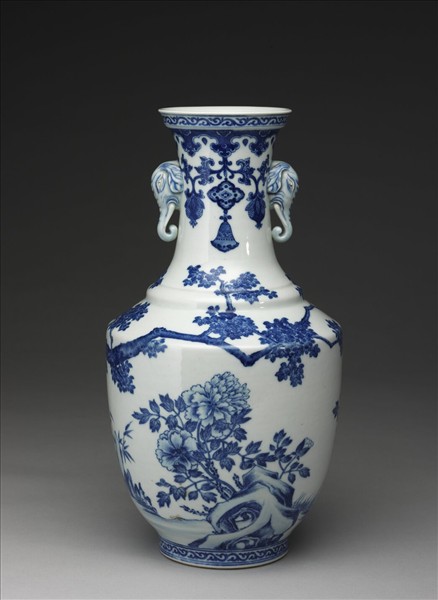 青花孔雀牡丹象耳瓶