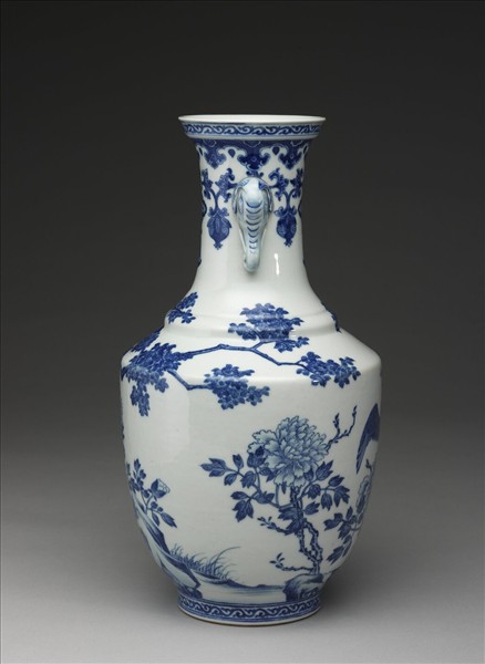 青花孔雀牡丹象耳瓶